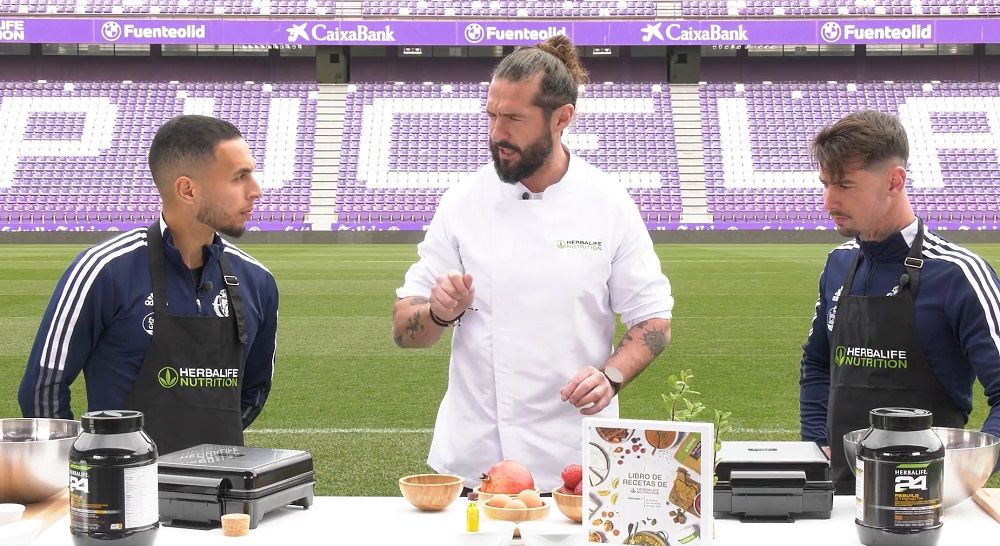Foto de Luis Pérez y Anuar, futbolistas del Real Valladolid, cocinan
